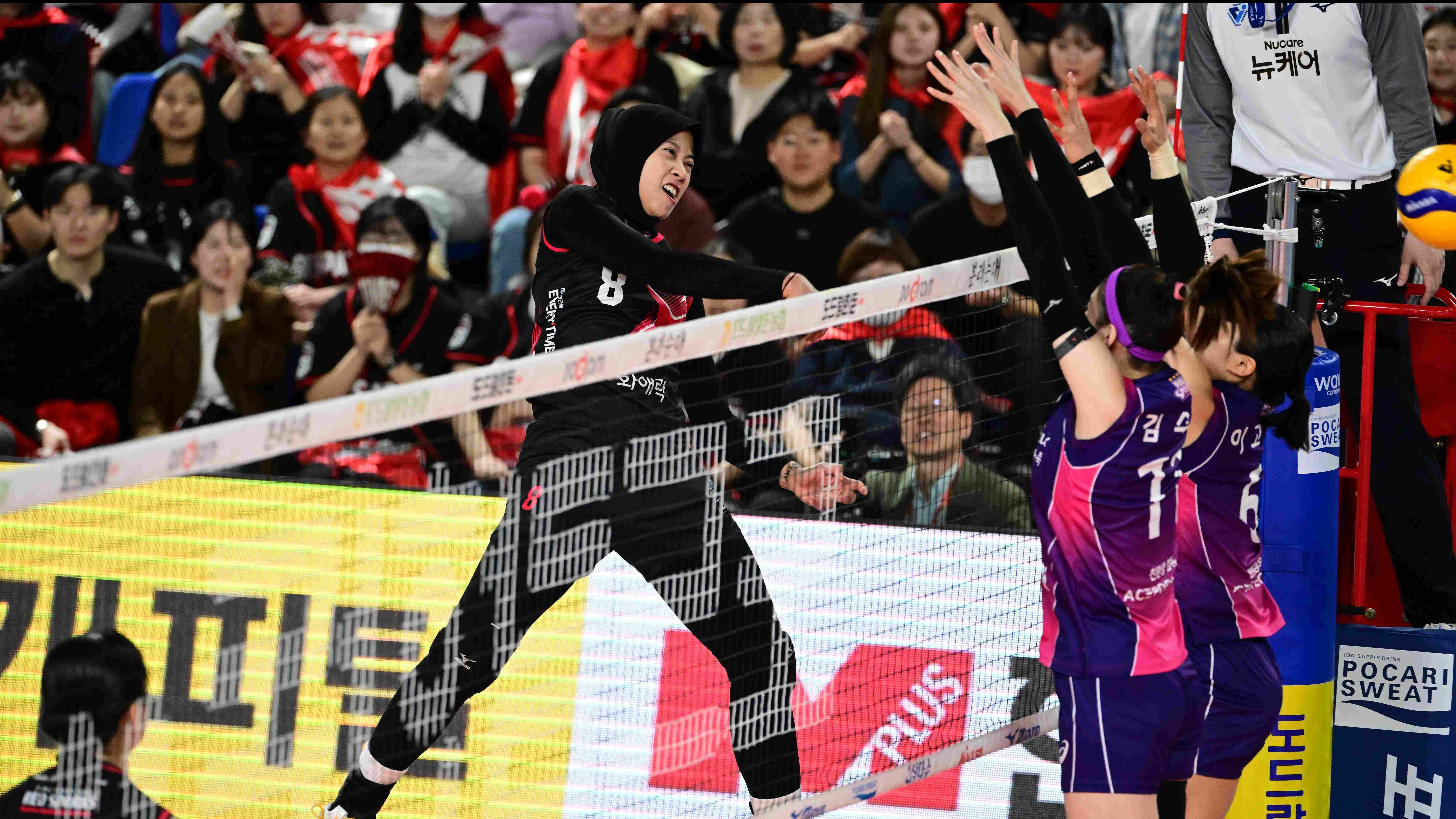 Aksi spike Megawati Hangestri dalam pertandingan final Liga Voli Korea antara Red Sparks vs Pink Spiders.