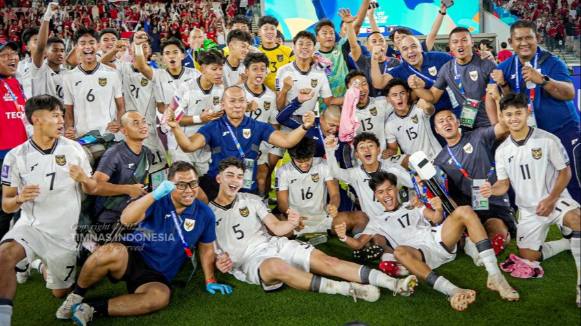 Para pemain dan staf pelatih Timnas Indonesia U-17 usai berhasil mengalahkan Korea Selatan