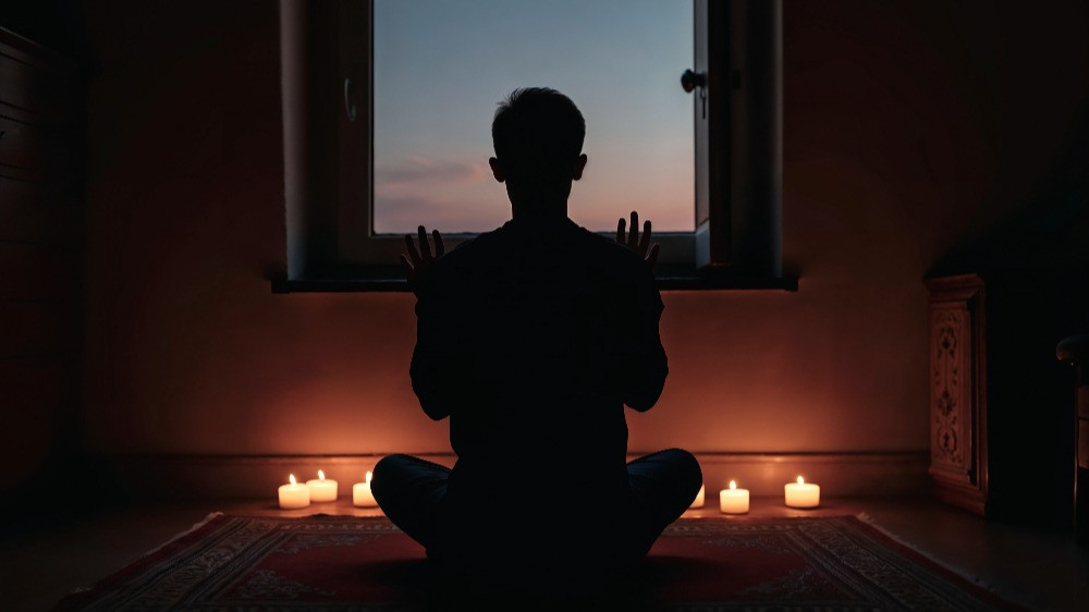 Ilustrasi berdoa setelah shalat Tahajud