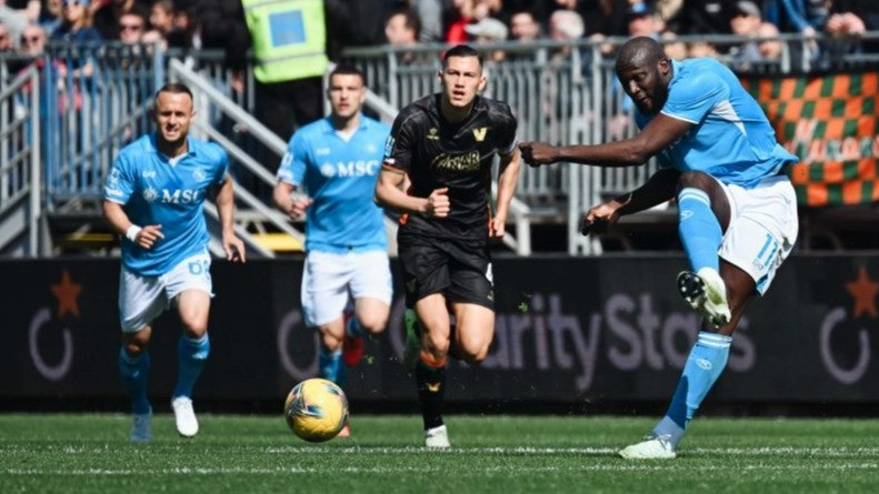 Jay Idzes (tengah) saat membela Venezia melawan Napoli.