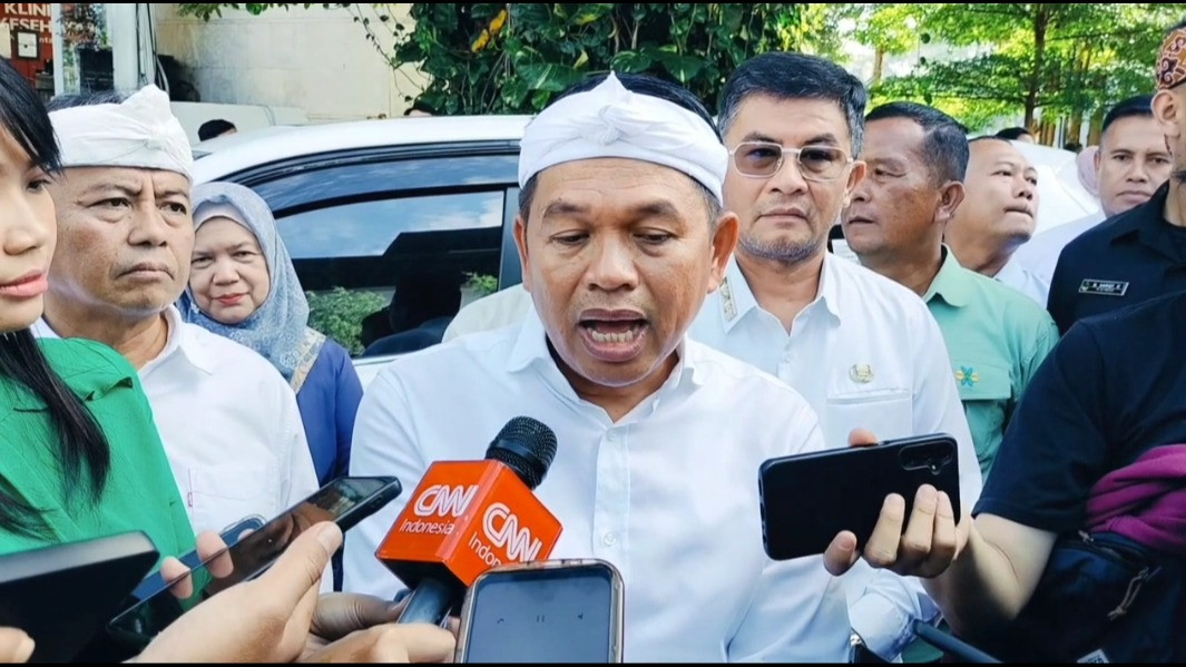 Gubernur Jawa Barat Dedi Mulyadi usai Halal Bihalal Pemprov Jabar di Gedung Sate, Kota Bandung, Selasa (8/4/2025).