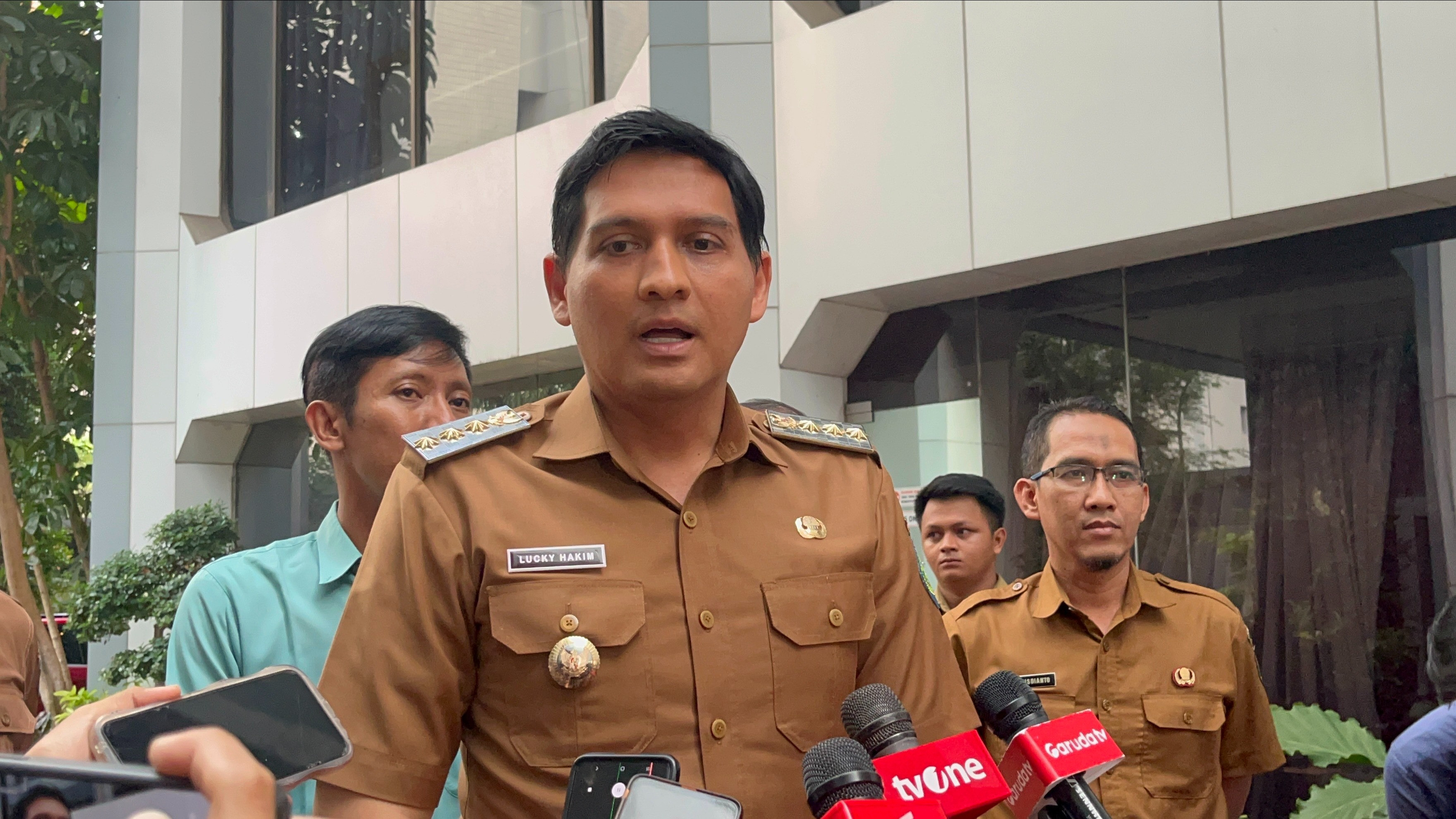 Bupati Indramayu, Lucky Hakim memberikan klarifikasi soal pemeriksaan yang dilakukan di Inspektorat Jenderal  Kementerian Dalam Negeri (Kemendagri), pada Selasa (8/4/2025)