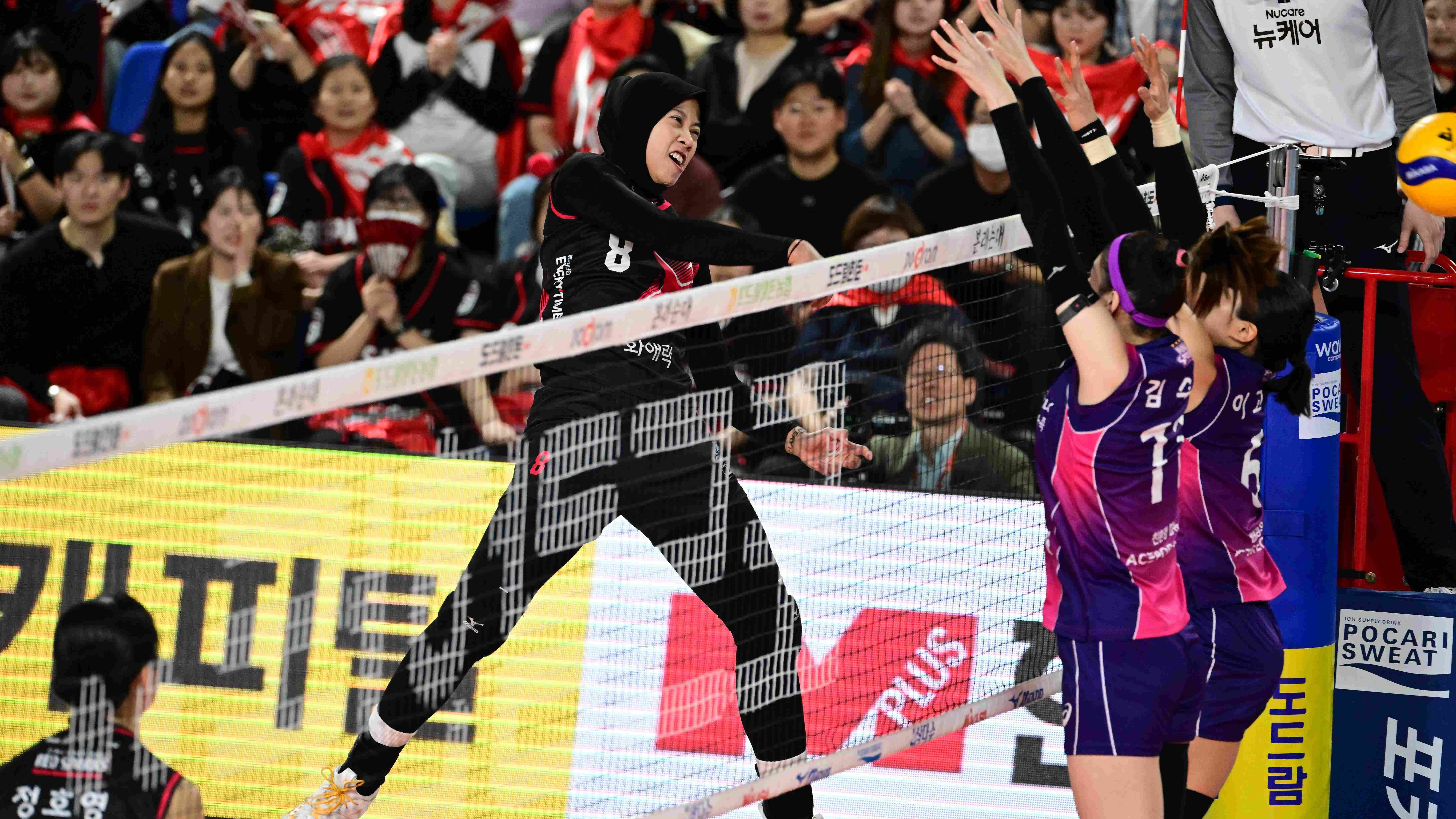 Aksi spike Megawati Hangestri saat pertandingan Red Sparks vs Pink Spiders.