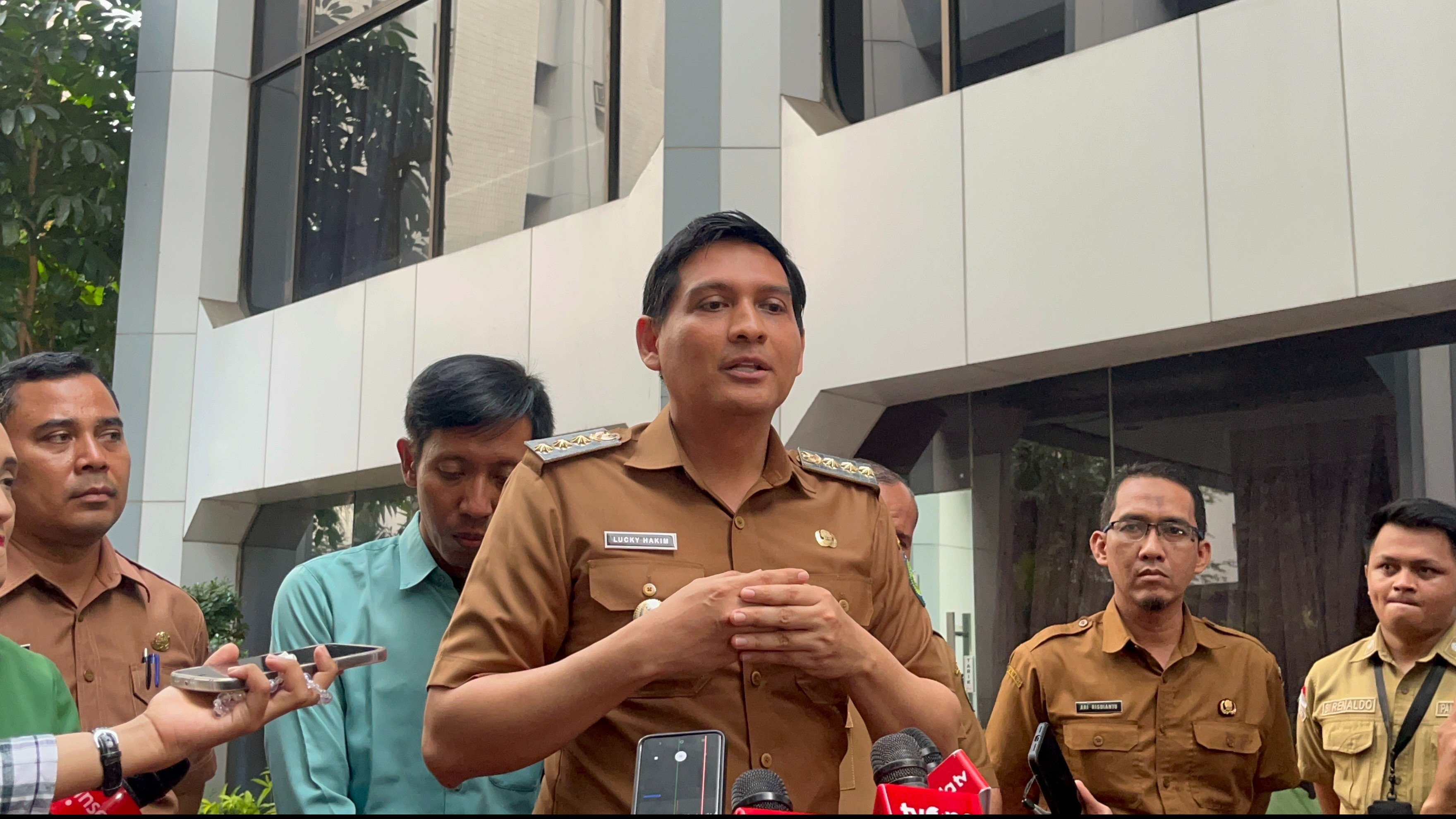 Bupati Indramayu, Lucky Hakim menyampaikan permohonan maaf terkait perbuatannya pergi ke Jepang di Kemendagri.