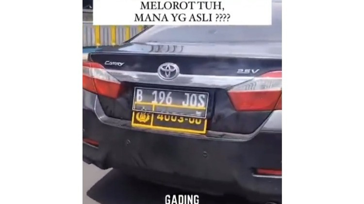 Sebuah mobil sedan Toyota Camry berwarna hitam terciduk memiliki pelat nomor ganda saat melintas di kawasan Jakarta Selatan.