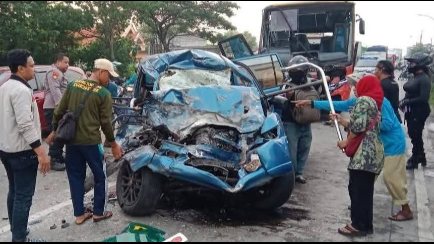 Laka mobil Panther yang adu banteng dengan Bus Rajawali