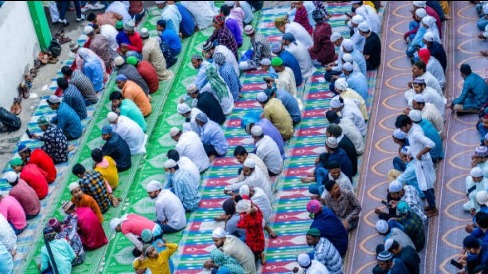 Ilustrasi mendengar teks khutbah Jumat singkat