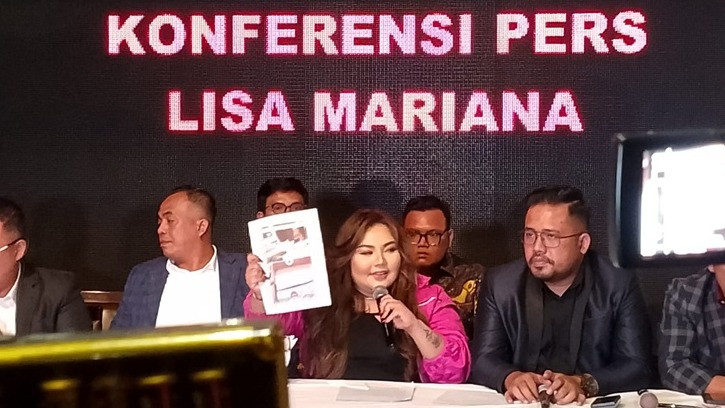 Lisa Mariana saat konferensi pers di Kelapa Gading, Jumat (11/4/2025)