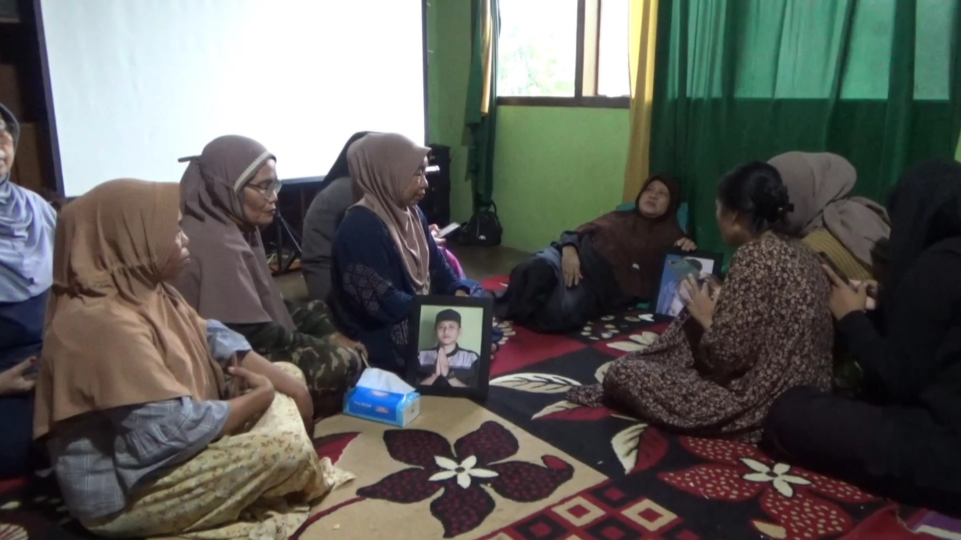 Keluarga kakak beradik  Yuda Lesmana dan Riki Rahmat yang merupakan korban pembantaian Kelompok Kriminal Bersenjata (KKB) di Yahukimo Papua kesulitan memulangkan jenazah karena terkendala biaya, Senin (14/4/2025).
