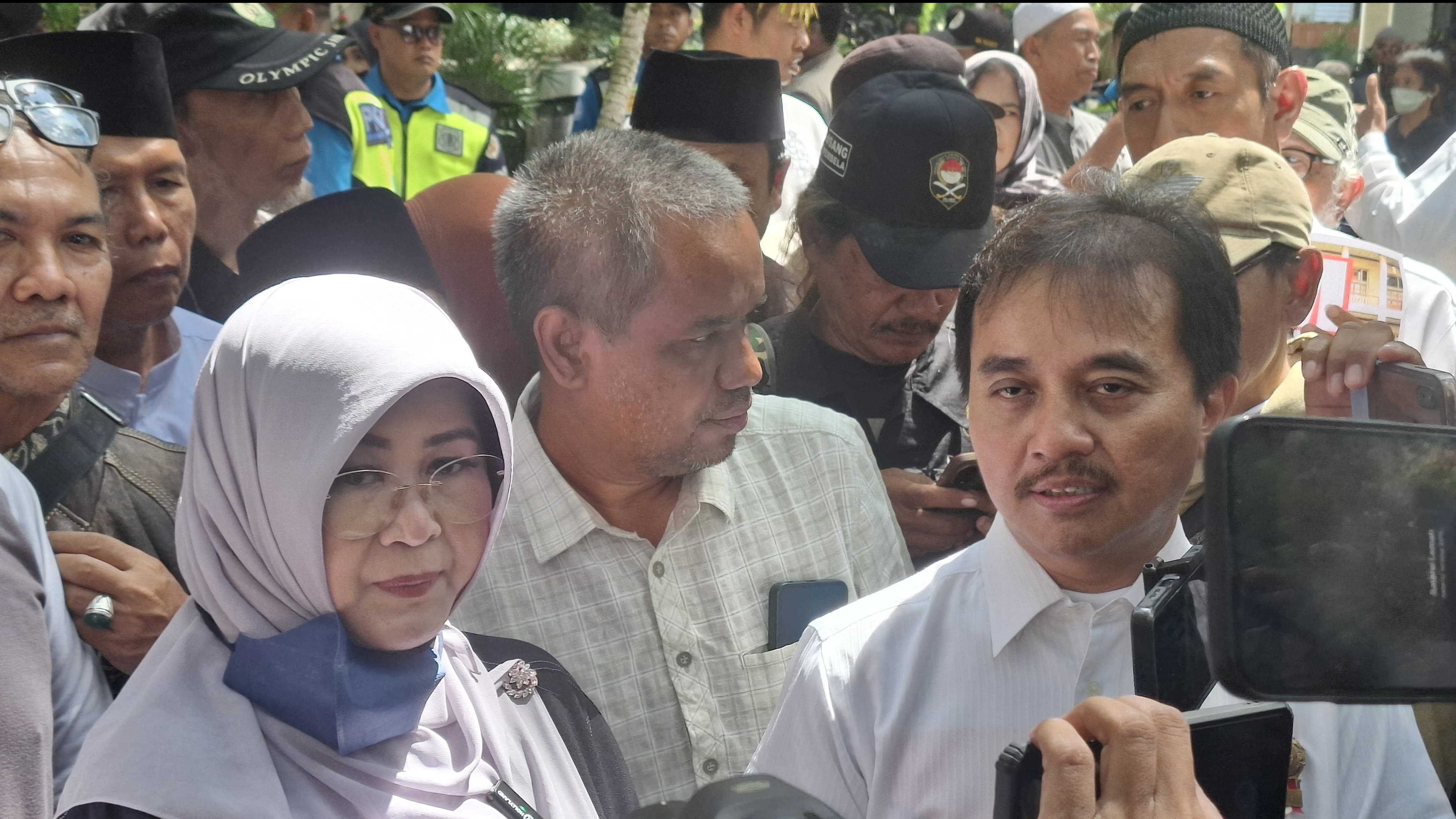 Roy Suryo (kanan), salah seorang perwakilan aksi didampingi Dr Tifauzia Tyassuma (kiri) yang menjadi audiensi terkait klarifikasi ijazah Jokowi di Fakultas Kehutanan UGM saat ditemui awak media, Selasa (15/4/2025).