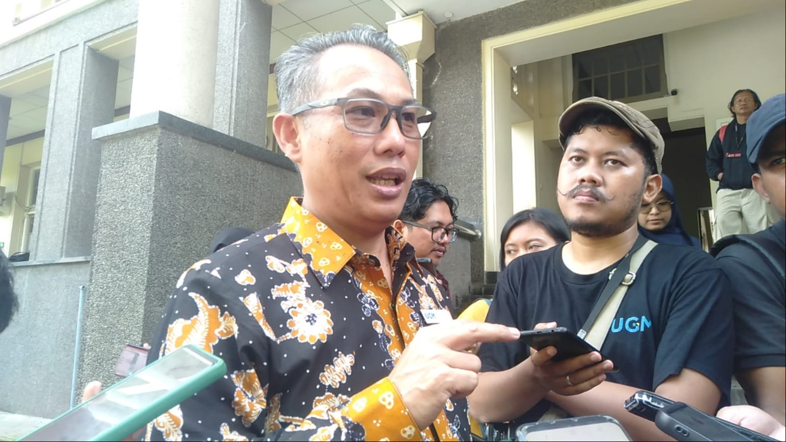 Sekretaris UGM, Andi Sandi saat menyampaikan progres pemeriksaan disiplin kepegawaian terhadap Edy Meiyanto kepada awak media, Selasa (15/4/2025).
