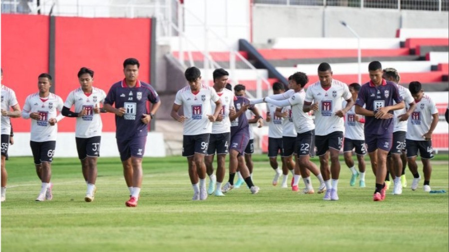 Bawa Malut United Bersaing di Lima besar Klasemen, Imran Nahumarury Didapuk sebagai Pelatih Terbaik Liga 1
            - galeri foto