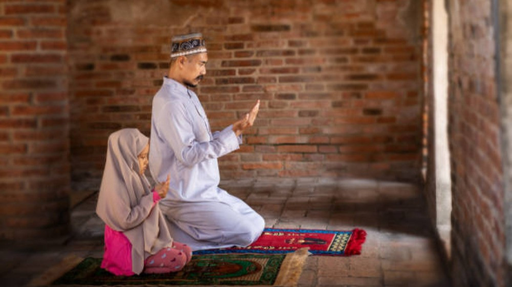 Ilustrasi berdoa setelah shalat bersama anak kecil perempuan