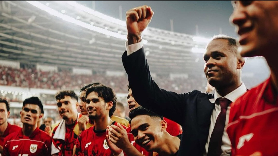 Pelatih Timnas Indonesia, Patrick Kluivert selebrasi bersama para pemain usai kalahkan Bahrain.