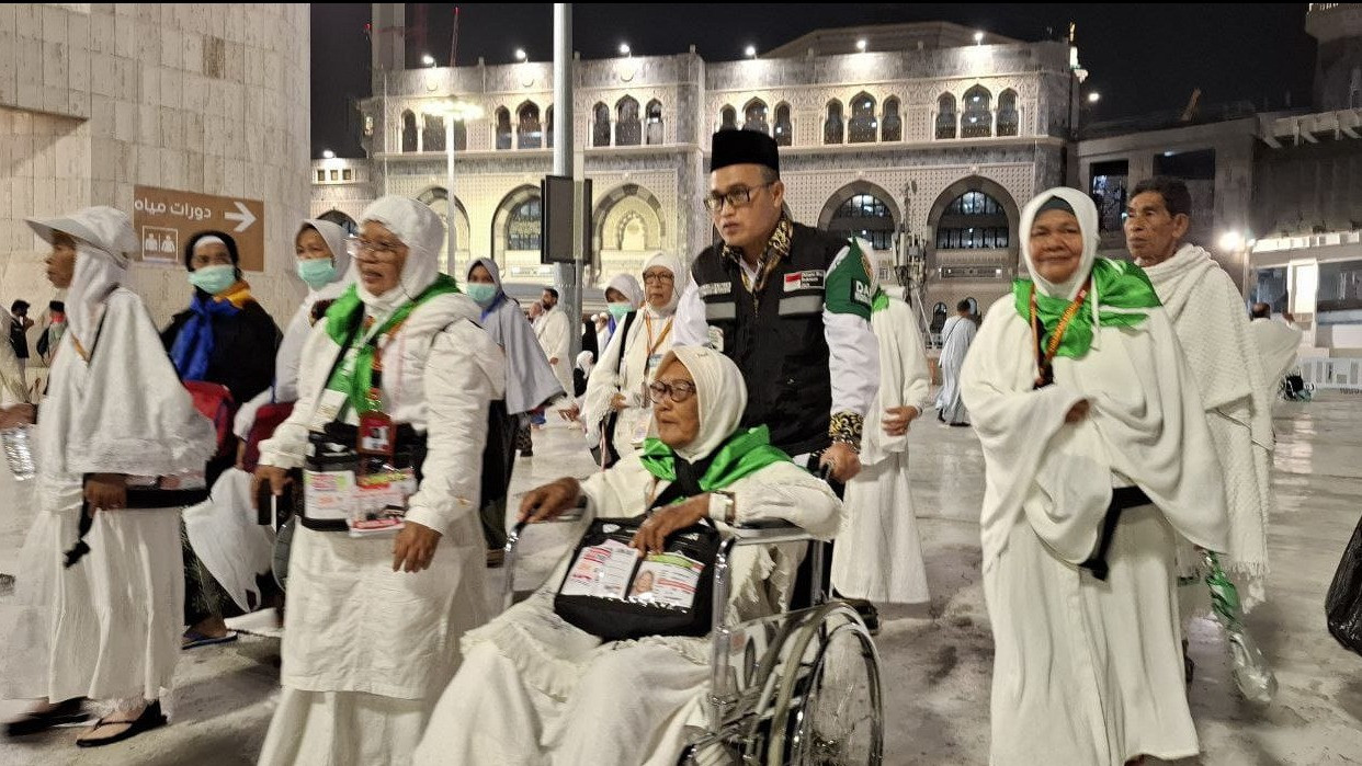Ilustrasi jemaah perempuan saat ibadah haji atau umrah