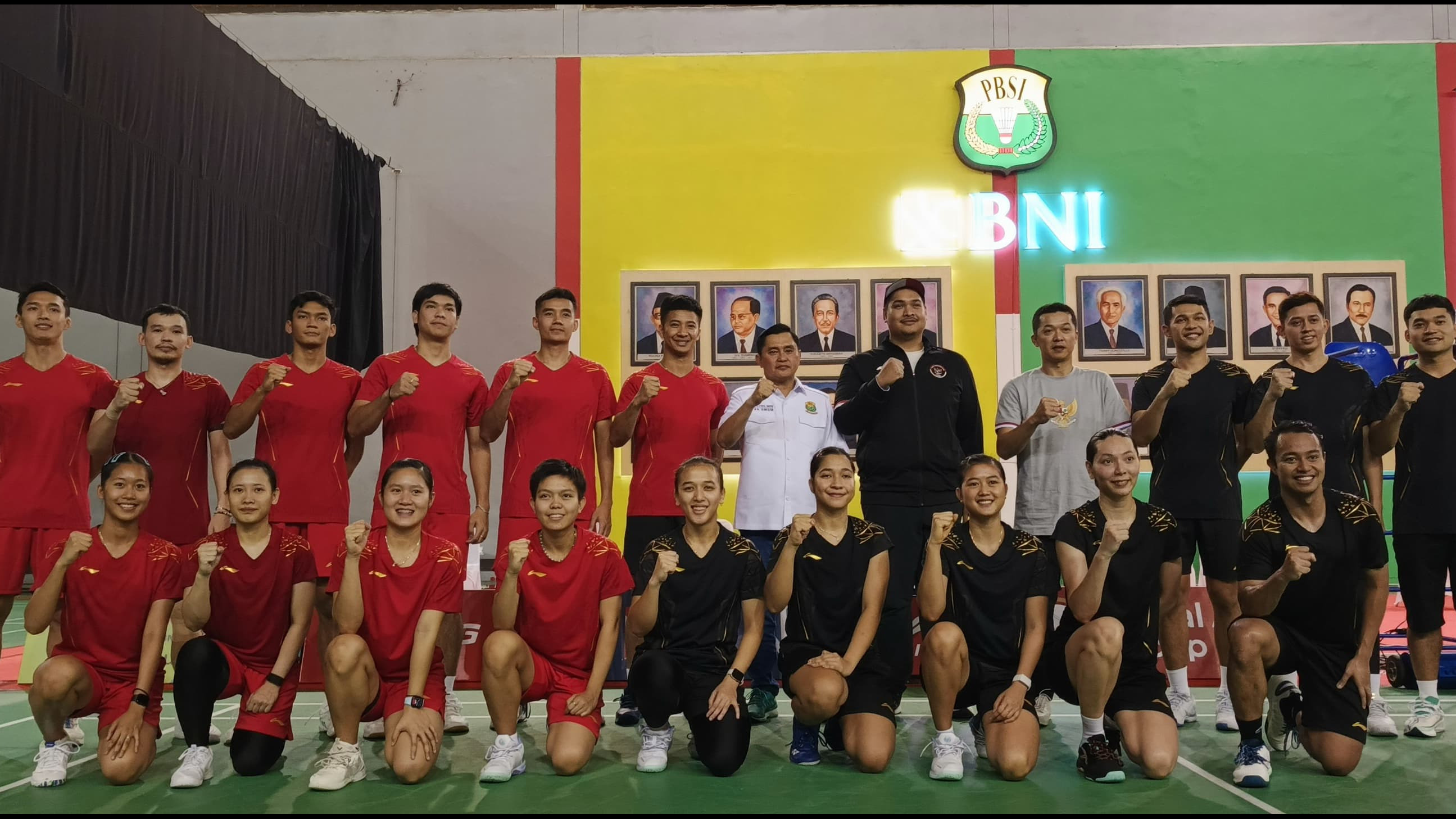 Menpora Dito Ariotedjo bersama skuad Indonesia di Pelatnas PBSI jelang Piala Sudirman 2025.