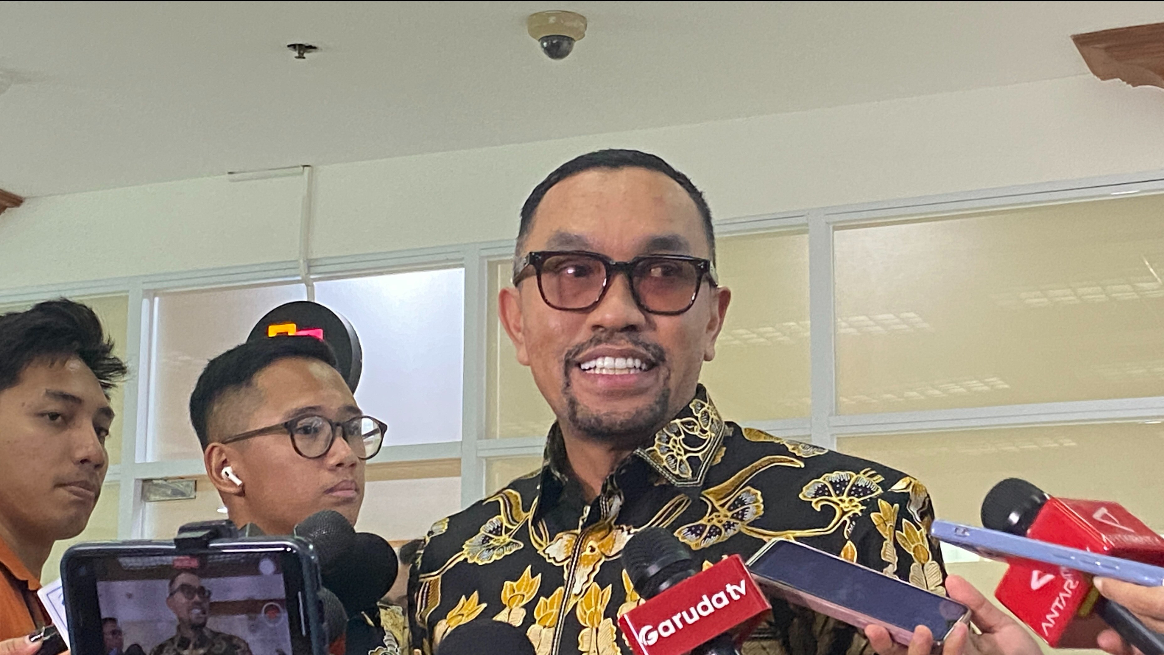 Politisi NasDem Ahmad Sahroni di Gedung DPR, Jakarta Pusat, Senin (21/4/2025).