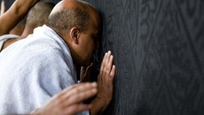 Ilustrasi mencium Hajar Aswad saat haji atau umrah