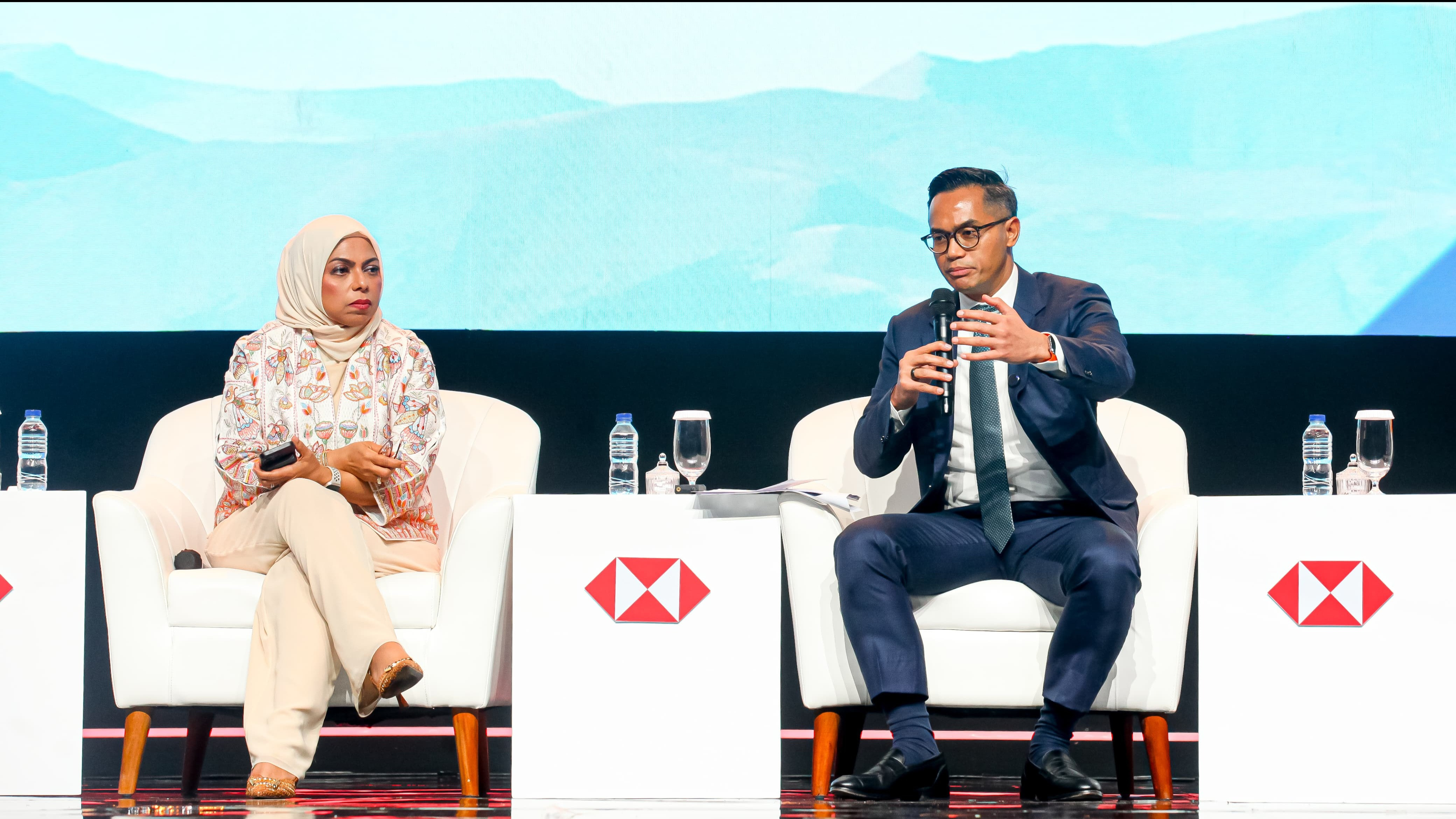 Ketua Umum Kadin Indonesia, Anindya Novyan Bakrie, hadiri acara Panelist at HSBC Summit 2025, di Ritz Carlton SCBD, Jakarta Pusat, Selasa (22/4/2025)