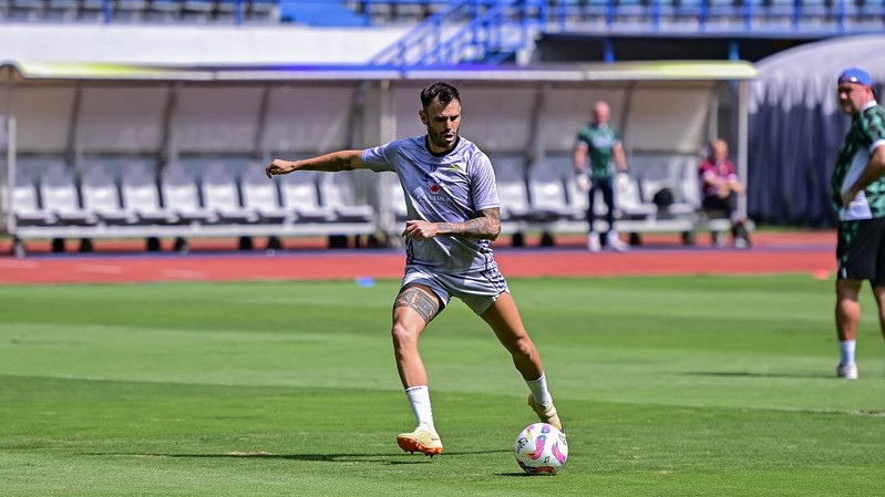 Tyronne del Pino dalam latihan Persib Bandung