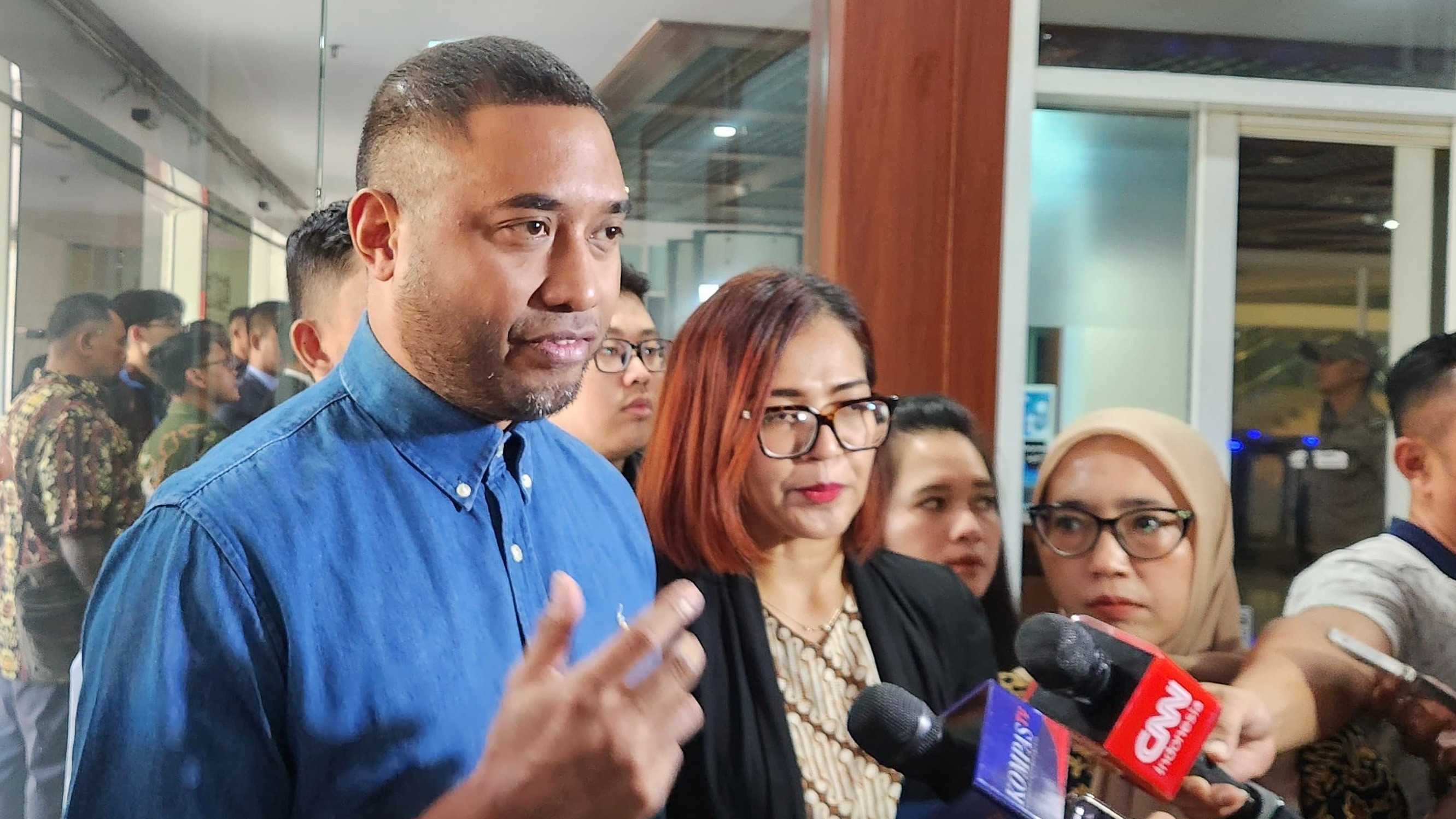 Rayen Pono laporkan Ahmad Dhani ke MKD DPR di Gedung DPR, Jakarta Pusat, Kamis (24/4/2025).