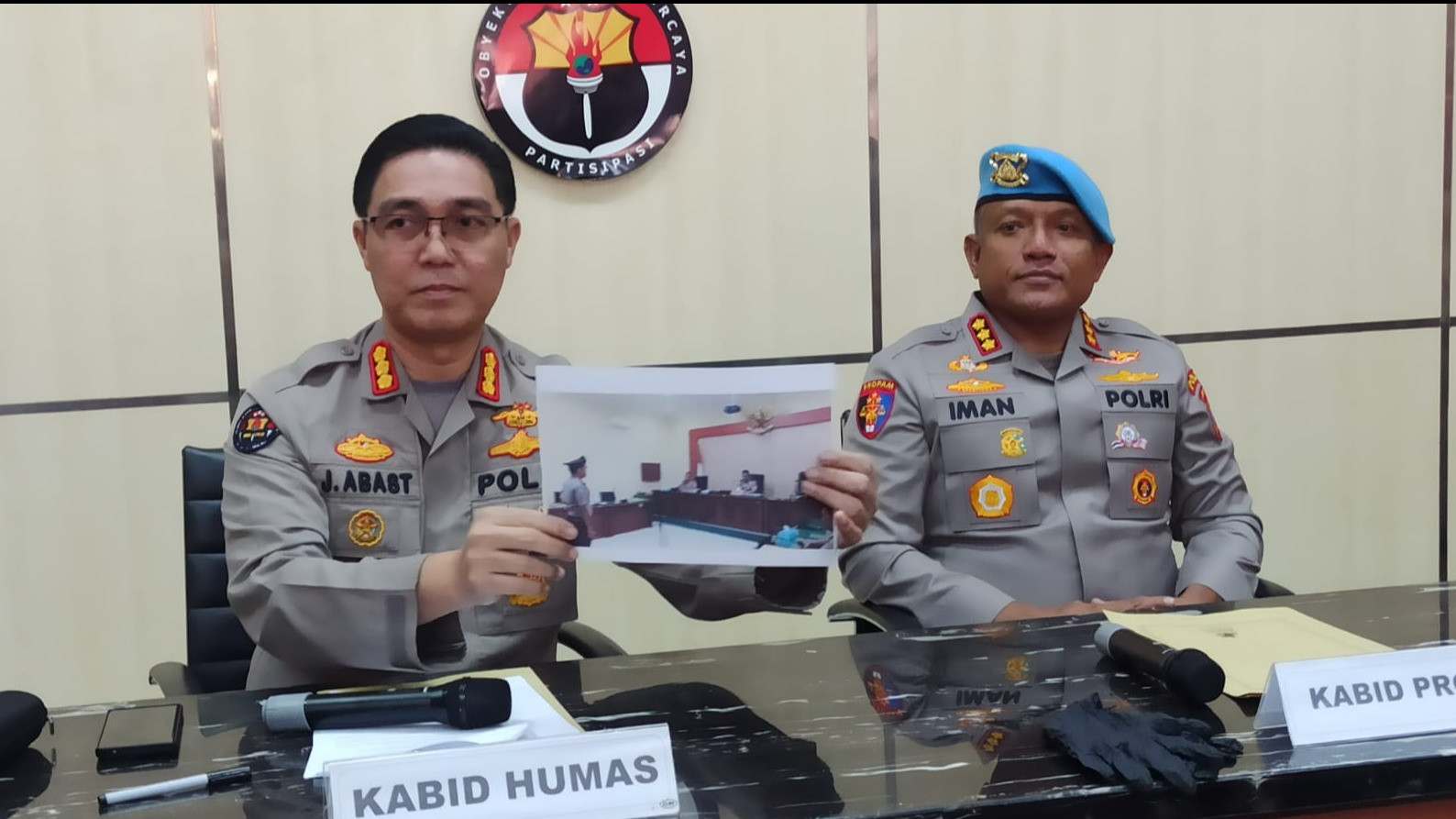 Aiptu LC oknum anggota Polres Pacitan Jawa Timur, akhirnya resmi diberhentikan tidak dengan hormat, alias dipecat sebagai anggota polri.