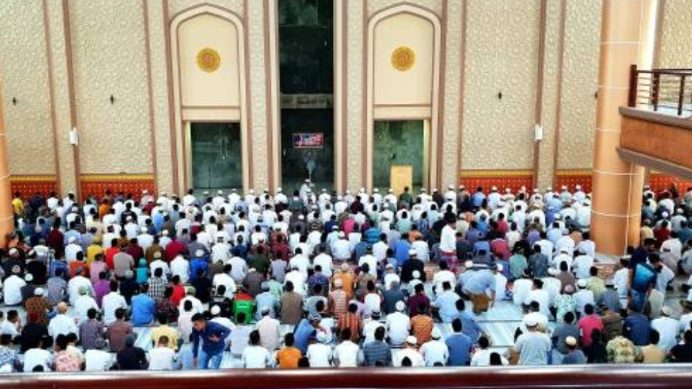 Ilustrasi mendengar teks khutbah Jumat singkat