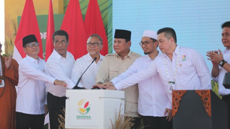 Ustaz Adi Hidayat bersama Presiden Prabowo dan jajaran menteri saat peluncuran Gerina di Kabupaten Banyuasin, Sumatera Selatan, Rabu (23/4/2025)
