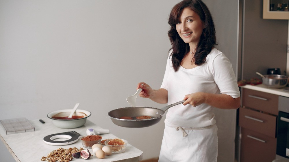 Pro-Kontra Istri Wajib Masak untuk Suaminya, Ternyata Ada 2 Tugas Pokok Istri untuk Suami Kata Ustaz Adi Hidayat
            - galeri foto