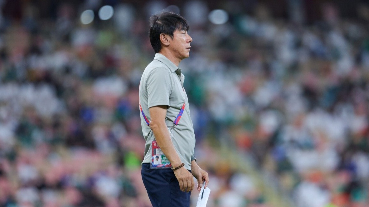 Shin Tae-yong kena sindir netizen usai lihat Alex Pastoor wawancara langsung pelatih Liverpool Arne Slot