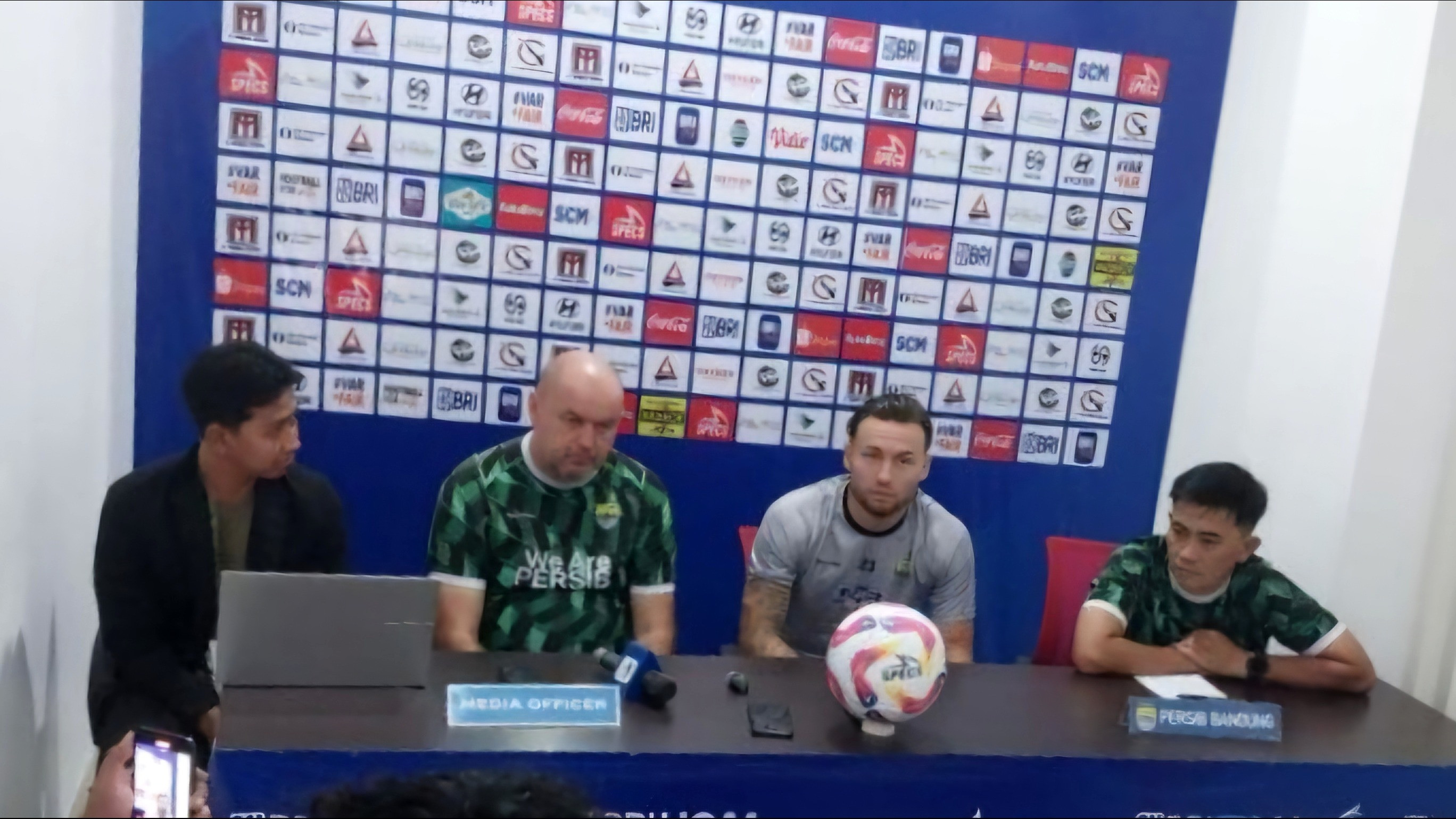 Jadwal Liga 1 Hari Ini Jumat 2 Mei 2025: Persib Bandung Siap Rayakan Gelar Juara di Kandang Malut United, Dewa United Tantang Barito Putera 
            - galeri foto