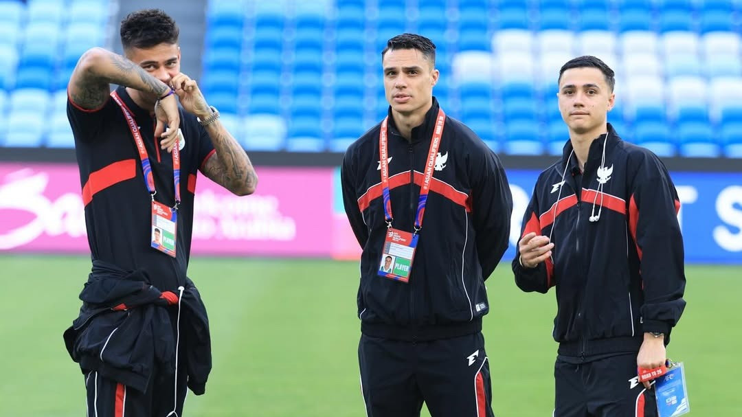 Joey Pelupessy (tengah) bersama Mees Hilgers dan Eliano Reijnders saat memperkuat Timnas Indonesia di Kualifikasi Piala Dunia 2026 Zona Asia