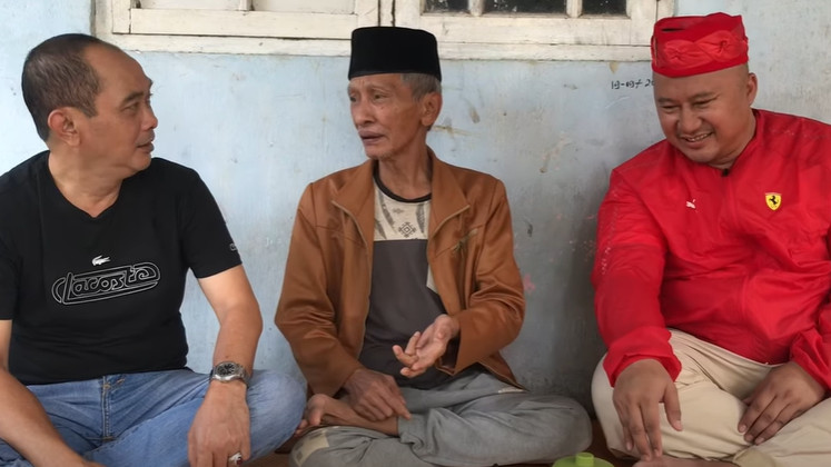 Ucu Kambing (tengah)