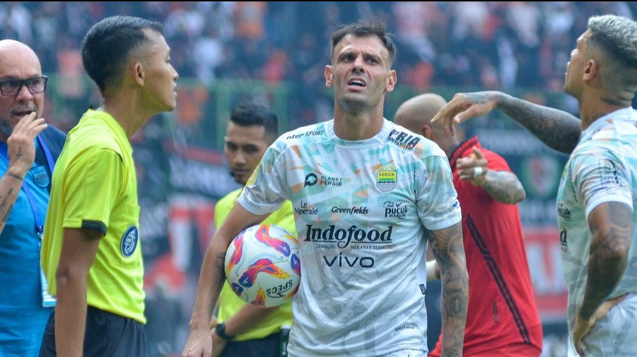 5 Bukti Ini Bikin Liga 1 Naik Level: Permainan Makin Cerdas, Wasit Lokal Ketar-Ketir
            - galeri foto