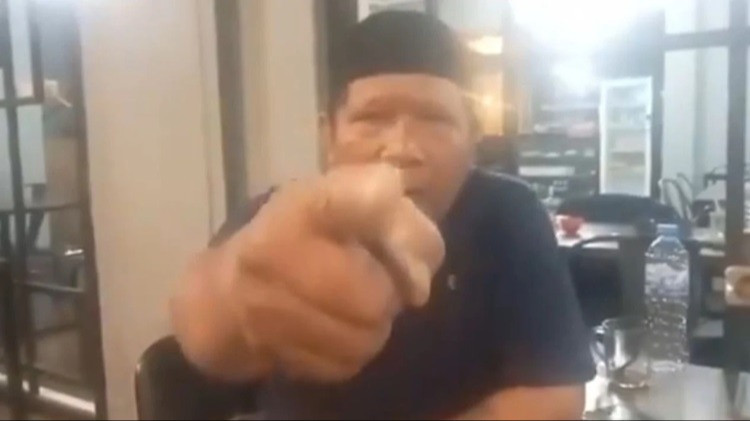 Anak Buah Hercules kembali Bikin Ulah, Geruduk Rumah Aktivis asal Makassar yang Tantang Duel Pimpinan GRIB Jaya
            - galeri foto