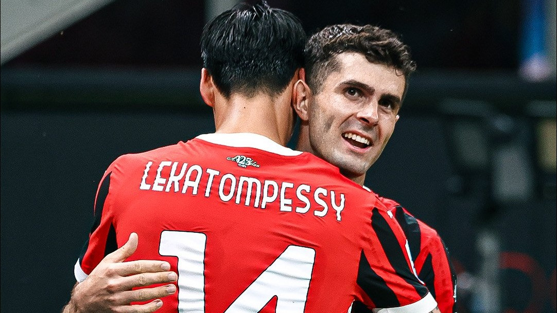 Tijjani Reijnders kenakan seragam AC Milan dengan marga Indonesia