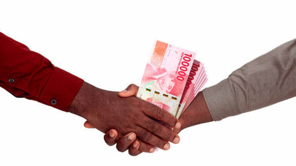 Ilustrasi bayar uang sogokan saat bisnis