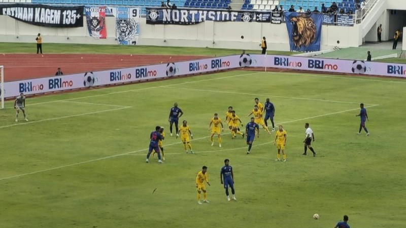 Arema FC vs Persik Kediri di Liga 1 2024-2025