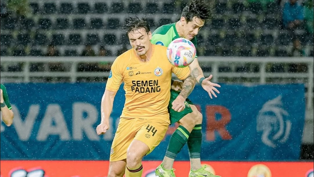 Persebaya Surabaya vs Semen Padang di Liga 1 2024-2025