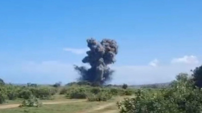 Kepulan asap membumbung tinggi akibat ledakan amunisi yang menewaskan 13 orang di pantai kawasan Sagara, Kecamatan Cibalong, Kabupaten Garut, Jawa Barat, Senin (12/25/2025).