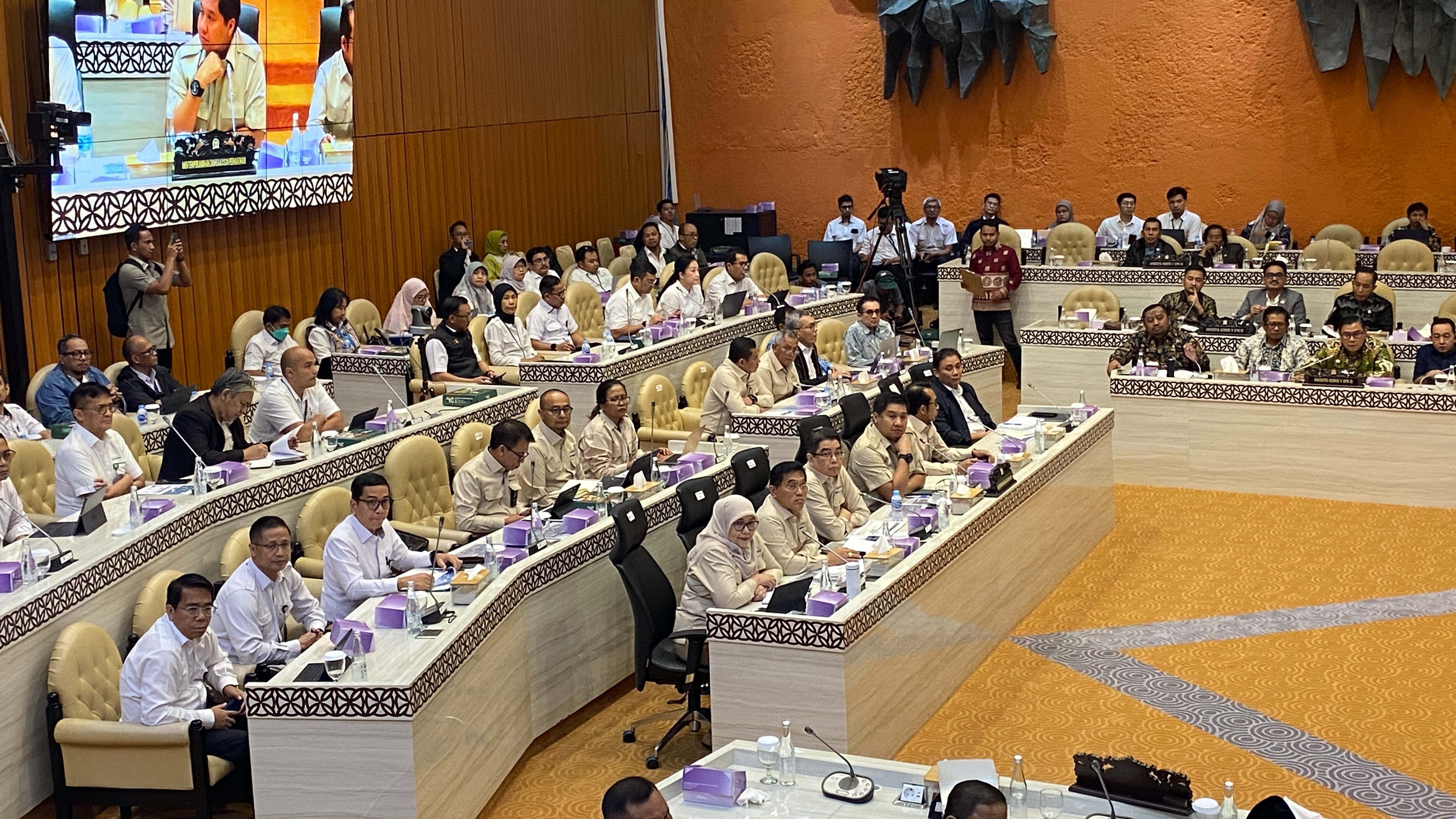 Menteri PKP Maruarar Sirait rapat dengan Kokisi V DPR di Gedung DPR, Jakarta Pusat, Senin (19/5/2025).