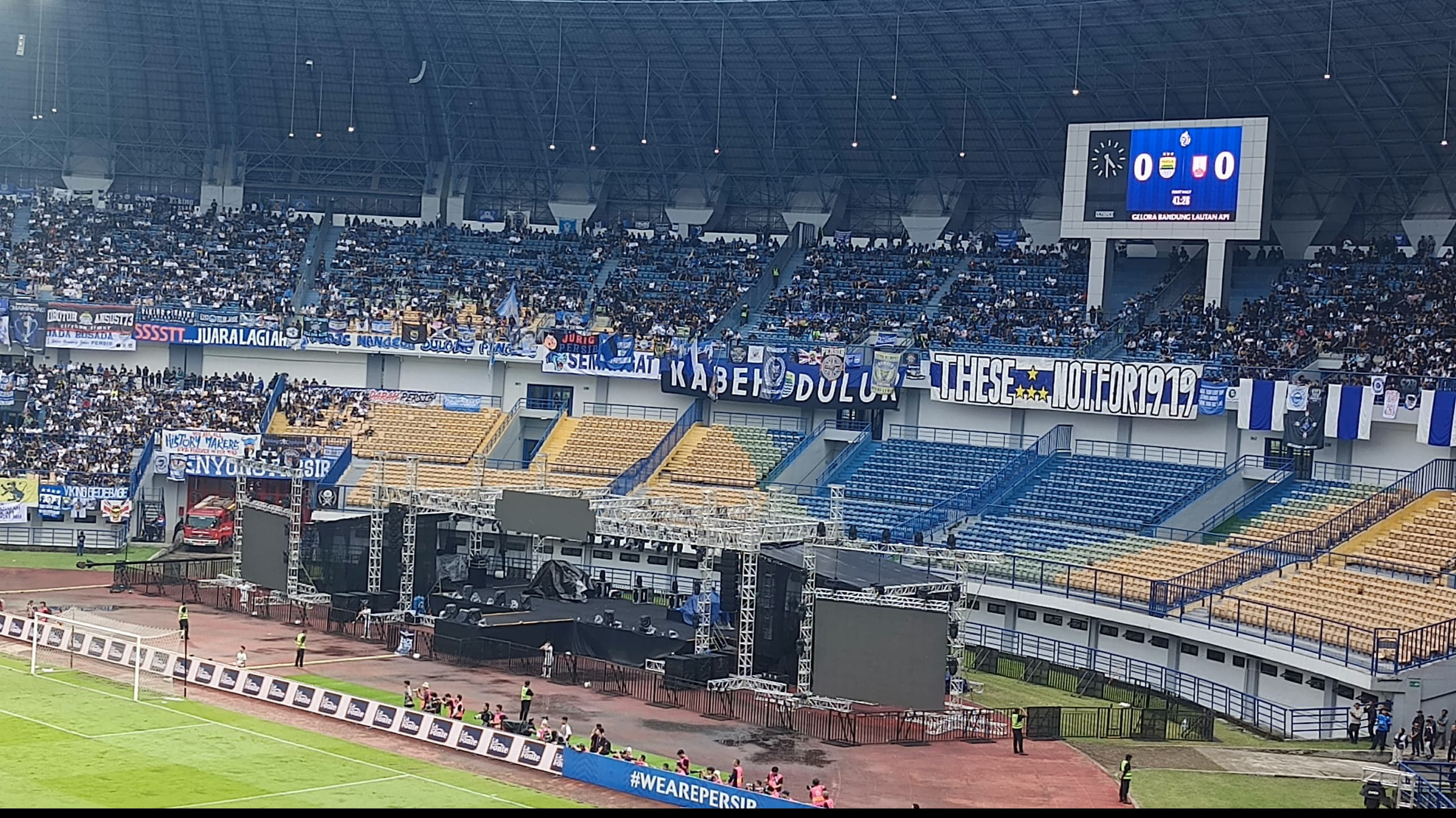 Suara petasan dari Tribun Selatan Stadion GBLA hentikan pertandingan Persib vs Persis