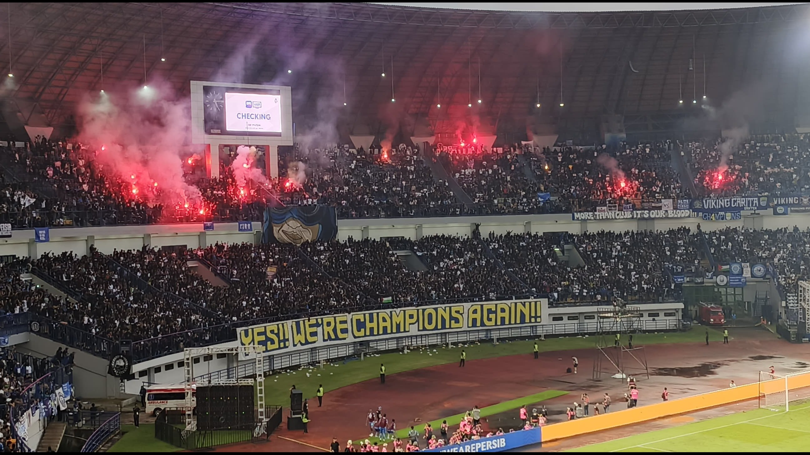 Laga Persib Kembali Dihentikan karena Flare