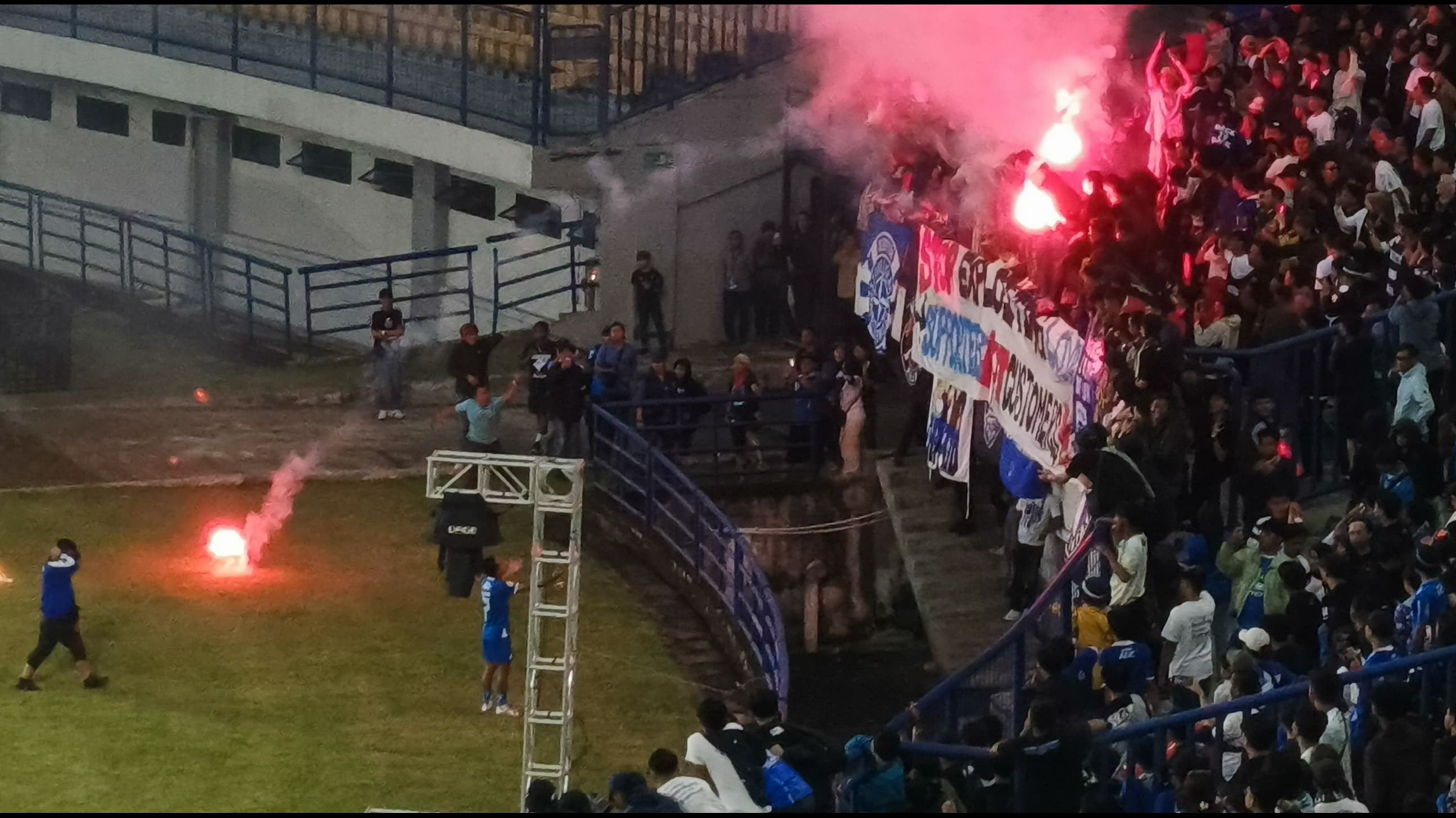 Laga Persib Bandung vs Persis Solo Kembali Dihentikan Akibat Flare dan Petasan, Beckham Putra dan Nick Kuipers Sampai Turun Tangan
            - galeri foto