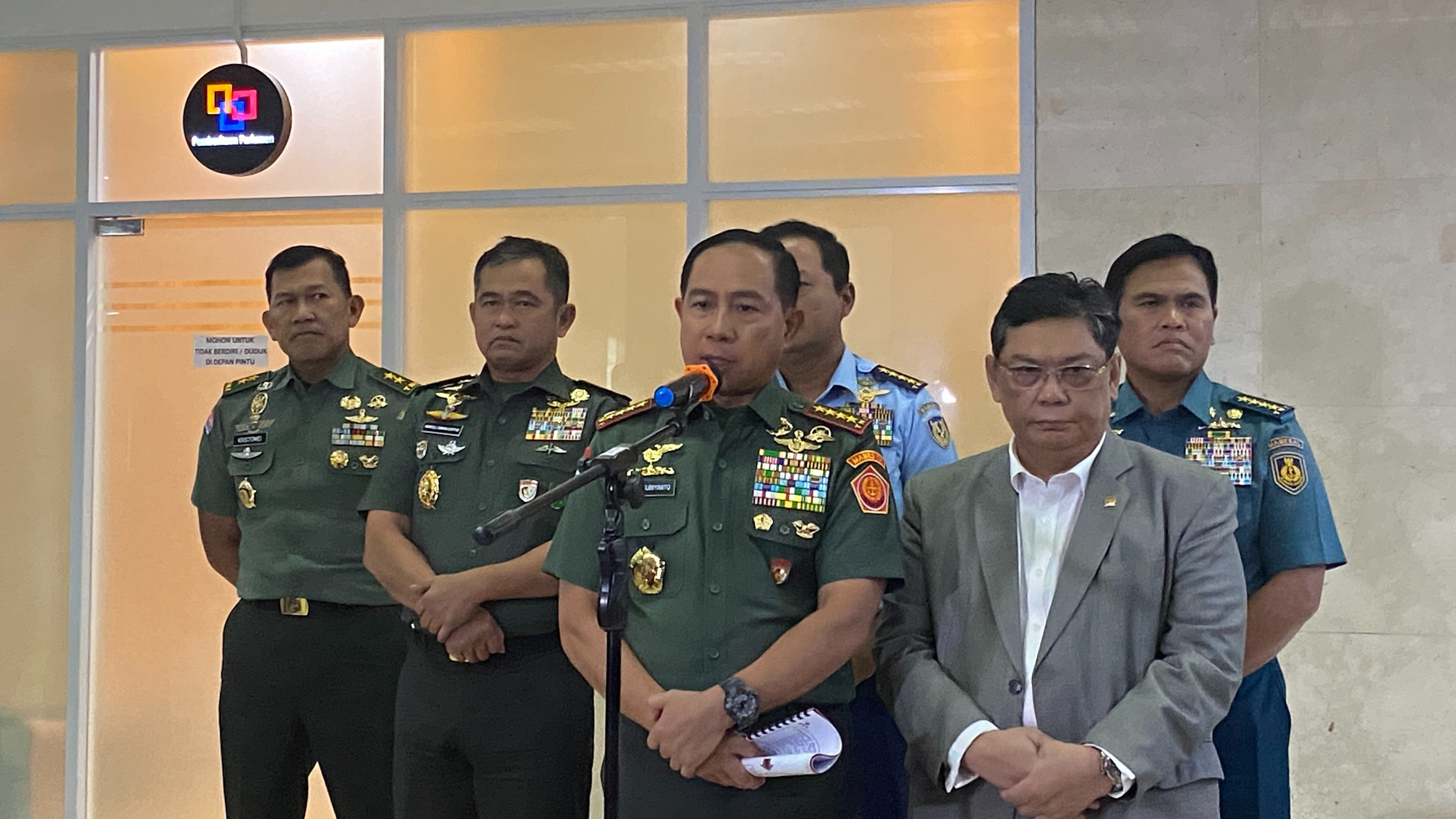 Panglima TNI Jenderal Agus Subiyanto dan Ketua Komisi I DPR RI Utut Adianto di Gedung DPR, Jakarta Pusat, Senin (16/5/2025).