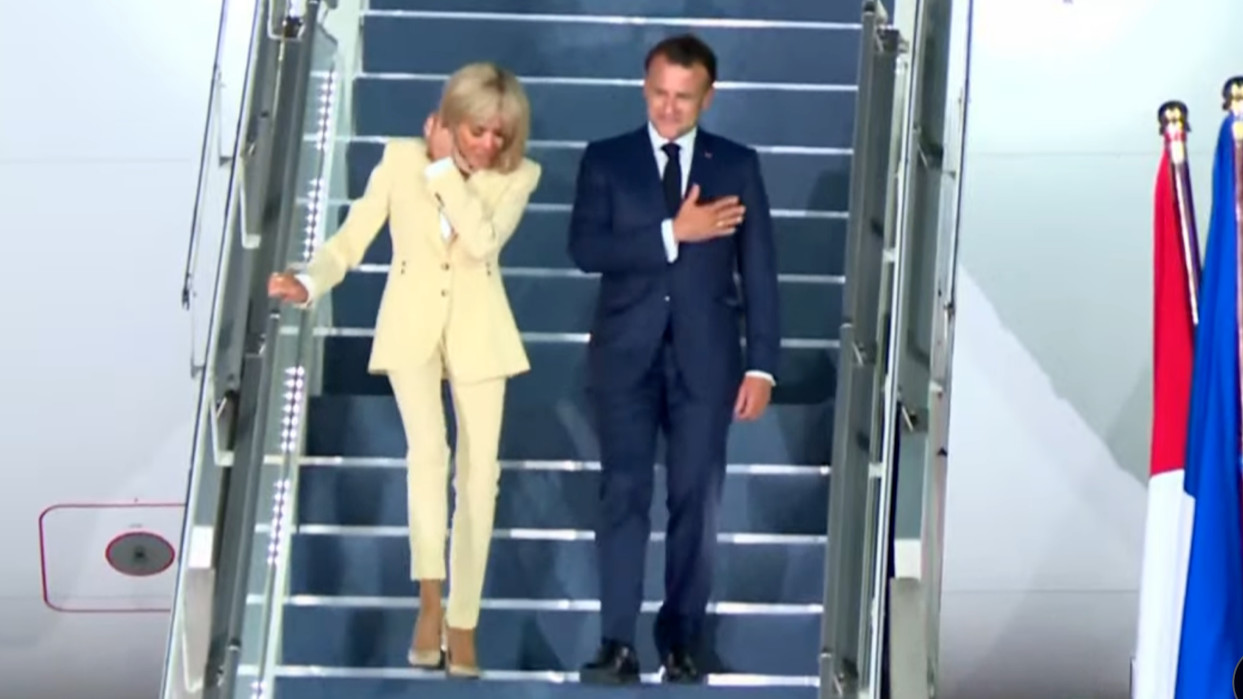 Tampil Mesra, Potret Presiden Prancis Emmanuel Macron Gandeng Tangan Istri saat Tiba di Jakarta
            - galeri foto