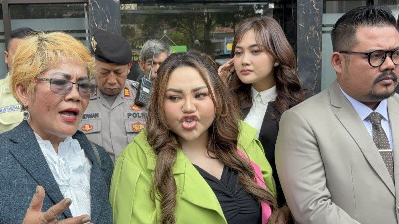 Selebgram Lisa Mariana (tengah) menghadiri sidang perdana atas gugatan perdata terhadap mantan Gubernur Jawa Barat Ridwan Kamil di Pengadilan Negeri Bandung, Kota Bandung.