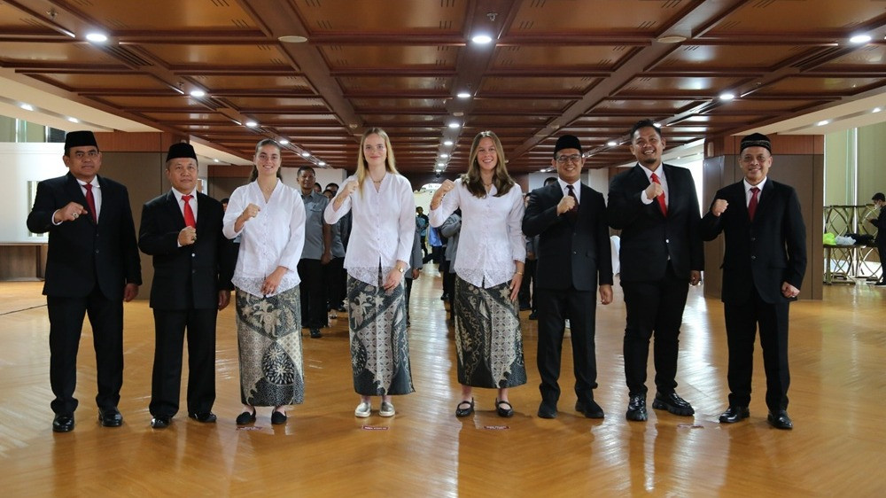 6847c00137f55-iris-de-rouw-felicia-de-zeeuw-emily-nahon-dan-isa-warps-resmi-jadi-wni