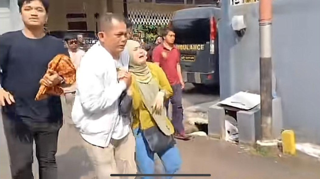 Ibunda Gusti Irwan Wibowo alias Gustiwiw pingsan saat jenazah datang