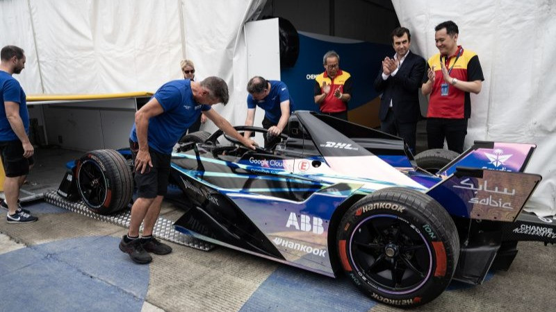 Co-founder dan Chief Championship Officer Formula E Alberto Longo (kedua kanan) menyaksikan unboxing Mobil GEN3 2025 di Jakarta International E-Prix Circuit, Ancol